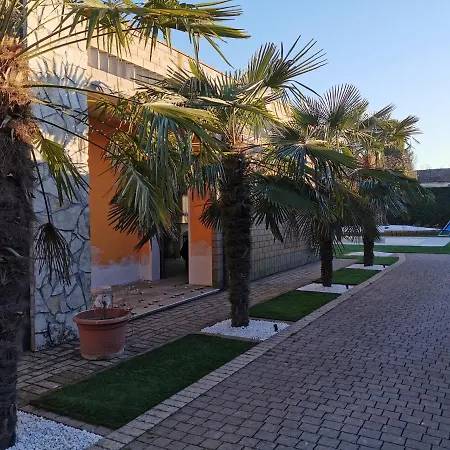 70 Mq 2 Posti Con Piscina In Lejlighed